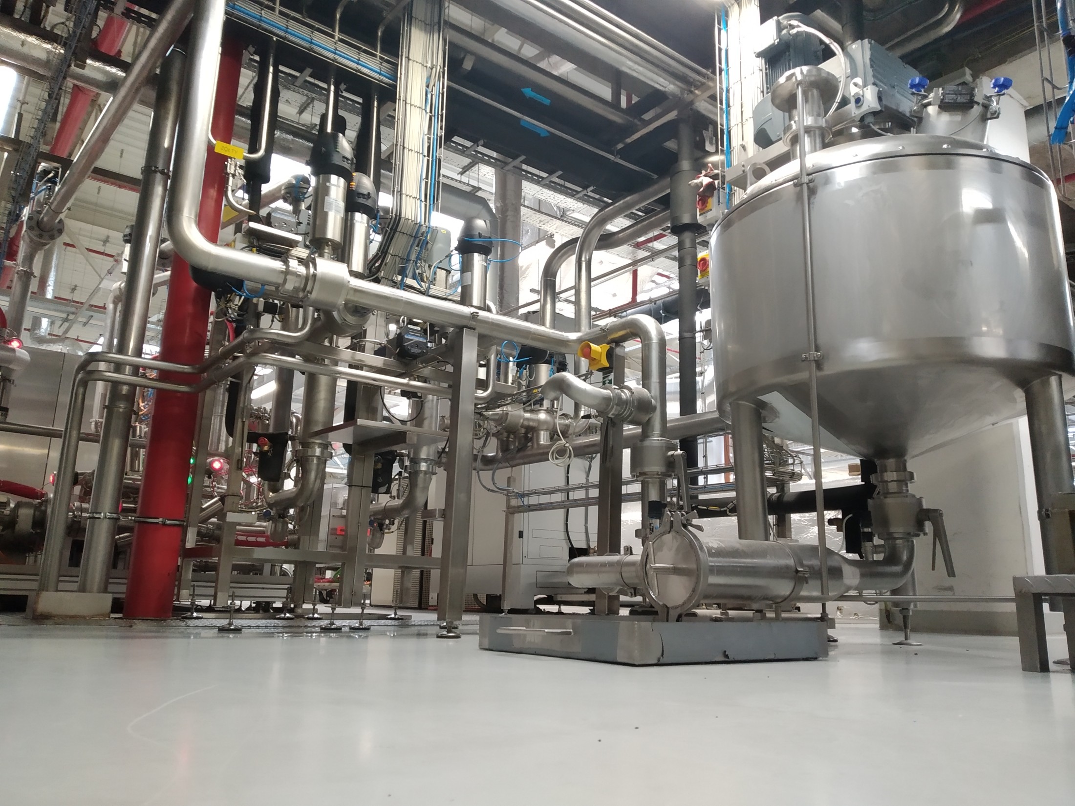 Instalacja technologiczna ze zbiornikiem procesowym, rurociągami i aparaturą sterującą